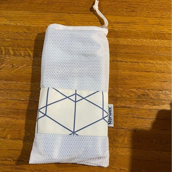 Norwex Beach Towel Blue & White limited edition NWT - Picture 5 of 5